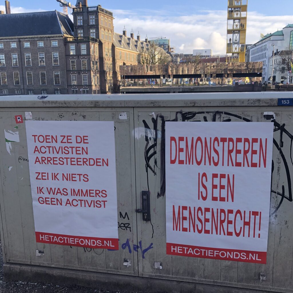 Posters van Het Actiefonds, met de teksten "Demonstreren is een mensenrecht!" en "Toe ze de activisten arresteerden zei ik niets, ik was immers geen activist"