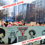 Mensen houden een banner vast waarop staat: "strijd tegen seksisme, kapitalisme, imperialisme, racisme, islamophobie." In de hoeken staat er geschreven in rode letters op een wit achtergrond "gesteunde actie" en "het actiefonds"